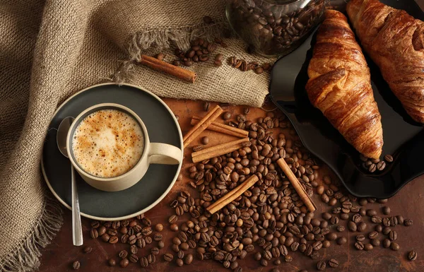 Nature Morte Avec Une Tasse Café Cannelle Délicieux Croissants Sur — Photo