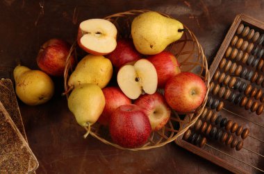 Meyve ve eski faturalarla dolu sakin bir hayat.