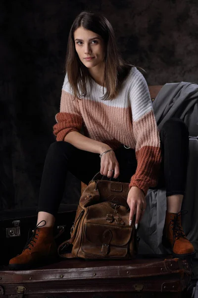 Retrato Una Hermosa Chica Suéter Invierno Sobre Fondo Maletas Cuero — Foto de Stock