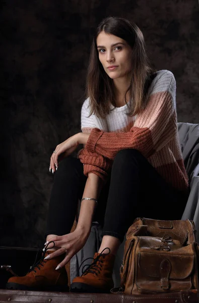 Retrato Una Hermosa Chica Botas Invierno Suéter Con Bolso Cuero — Foto de Stock