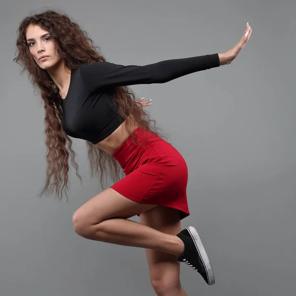 Hermosa Bailarina Niña Top Negro Falda Roja Sobre Fondo Gris —  Fotos de Stock