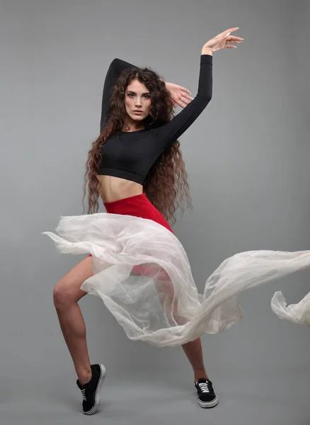 Retrato Larga Duración Una Hermosa Chica Bailando Sobre Fondo Seda —  Fotos de Stock