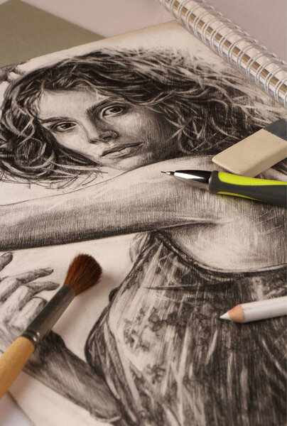 Художественные аксессуары графика и карандашный портрет молодой женщины
