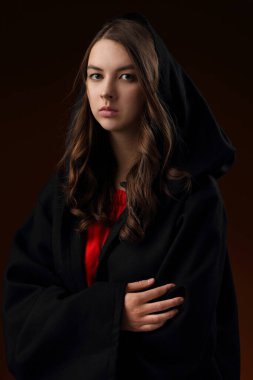 Rönesans tarzı güzel bir kızın stüdyo portresi.