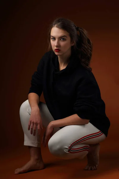 Retrato Estudio Una Bonita Adolescente Con Sudadera Con Capucha Negra — Foto de Stock