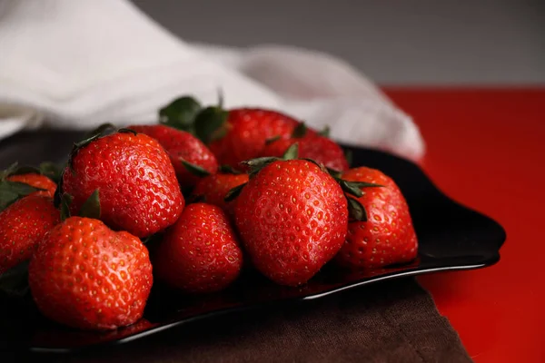 Stillleben Mit Erdbeeren Einem Schwarzen Teller Und Einem Küchentuch Auf — Stockfoto