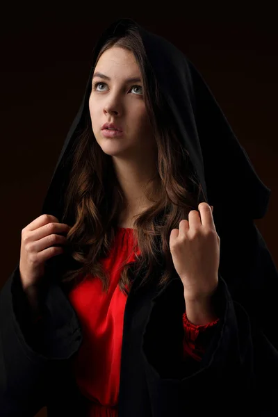 Estúdio Retrato Uma Menina Bonita Cabo Preto Com Capuz Durante — Fotografia de Stock