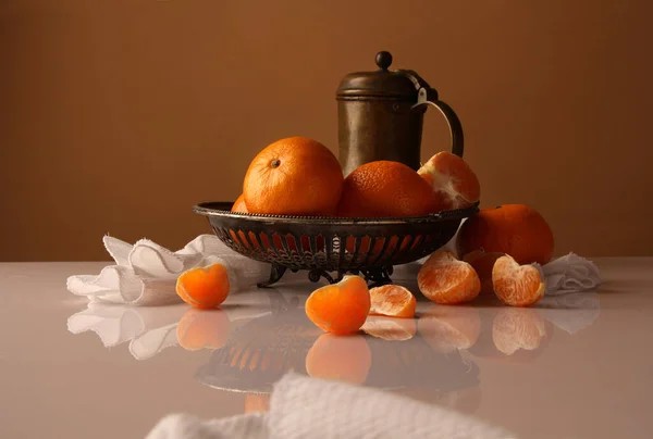 Uma Tigela Tangerinas Jarro Antigo Uma Mesa Branca Brilhante — Fotografia de Stock