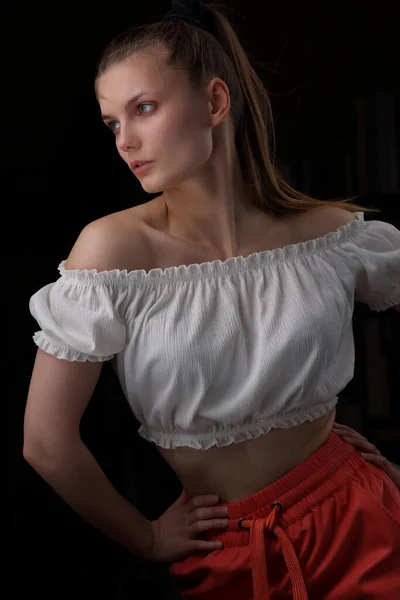 Estúdio Retrato Uma Menina Bonita Uma Blusa Branca Calções Vermelhos — Fotografia de Stock