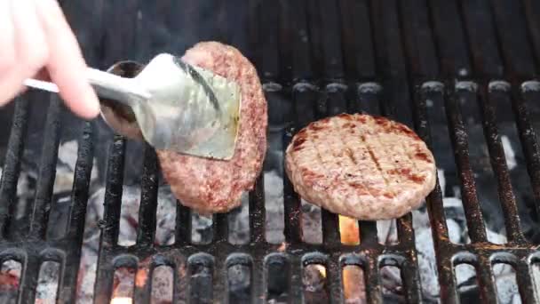 Assar hambúrgueres na grelha — Vídeo de Stock