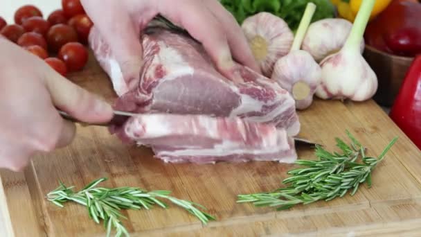 Нарезание мяса на столе — стоковое видео
