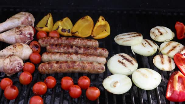 Roasting sausages and vegetables on the grill — Stock Video