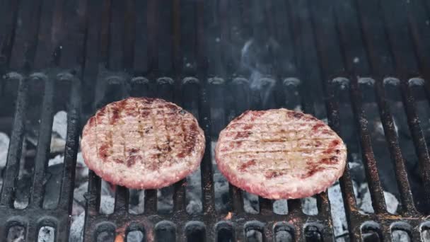 Burgers grillés sur le gril — Video