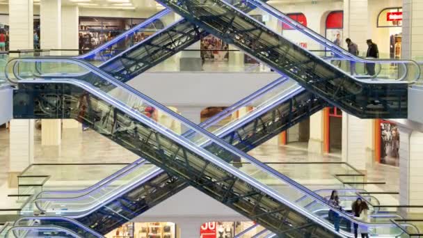 Csodálatos Geometria Mozgólépcsők Plázában Vevői Forgalom Vásárlók Áramlását Gördítés Effektus — Stock videók