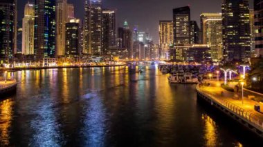 Gece Timelapse renkli tekneler ile Dubai
