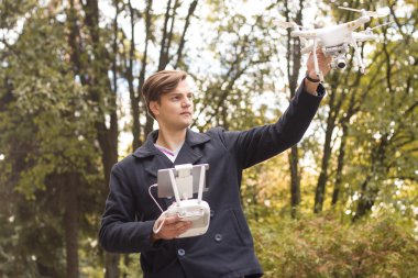 Adam kamera ile çalışan uçak. Yeni insansız hava quadrocopter açık inceleme. 