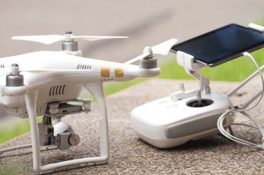 Uzaktan kumanda ile beyaz quadrocopter yakın çekim. Yeni insansız hava helikopter. 