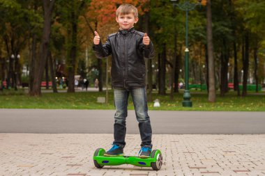 Mutlu çocuk Hoverboard veya gyroscooter açık duran. 