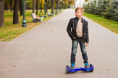 Mutlu çocuk açık sürme gyroscooter üzerinde. Metin için yer