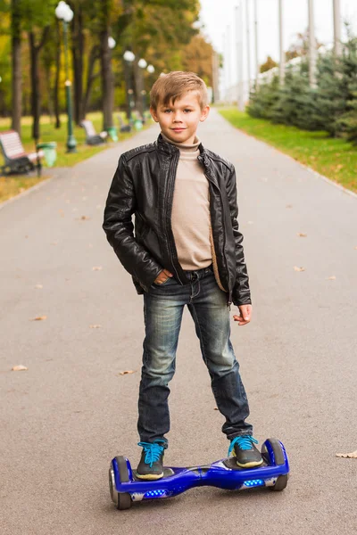 Felice ragazzo cavalcando su hoverboard all'aperto . — Foto Stock