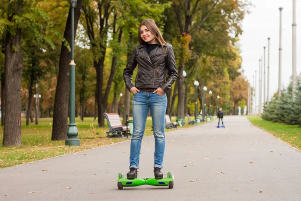 Fiatal nő hoverboard - lovaglás, elektromos robogó, személyes környezetbarát közlekedés. — Stock Fotó