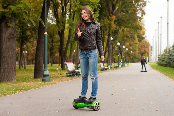 Fiatal nő hoverboard - lovaglás, elektromos robogó, személyes környezetbarát közlekedés. — Stock Fotó