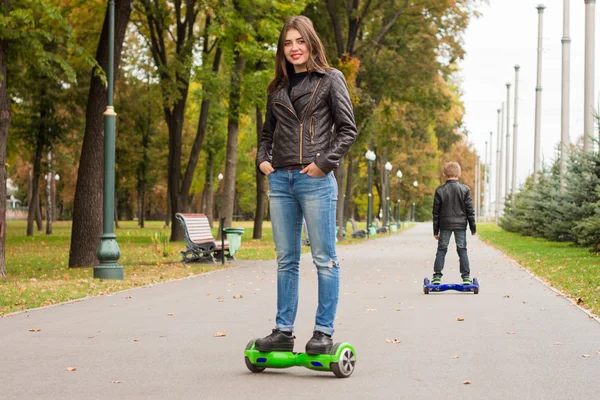 Fiatal nő hoverboard - lovaglás, elektromos robogó, személyes környezetbarát közlekedés. — Stock Fotó