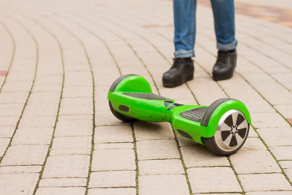 Menina montando mini segway elétrico. Transporte ecológico da cidade em energia da bateria, não produz poluição do ar para a atmosfera . — Fotografia de Stock