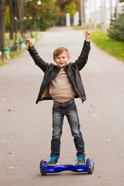 Счастливый мальчик катается на доске на открытом воздухе . — стоковое фото