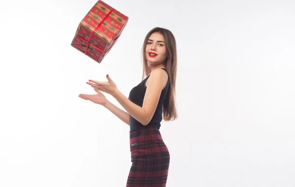 Jeune femme portrait tenir cadeau dans le style de couleur de Noël. Souriant fille heureuse sur fond blanc. Salutations de Nouvel An — Photo