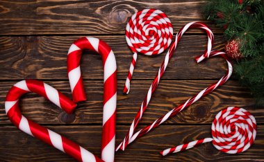 Ahşap masa üzerinde rustik süslemeleri ile Noel arka plan