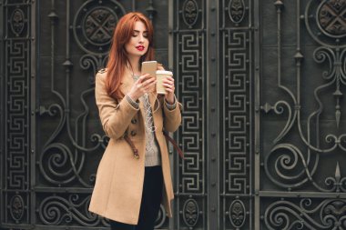 Yeni masaj ve iyi Gaze. Bir cep telefonu ve fincan kahve güzel kızla. İyi haber. 