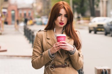 Günaydın lezzetli bardak kahve ile başlar. Bir cadde yürüyüş ve bir müzik dinleme kahve ile güzel kız. 