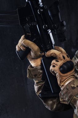 Airsoft otomatik tüfeği kapatın. Eller erkek silah 