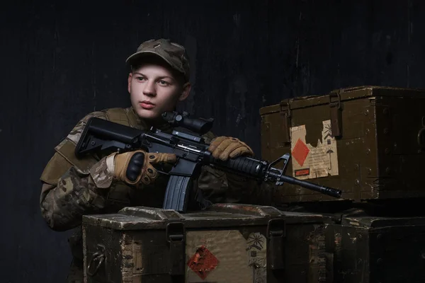 Los soldados - nuestro orgullo. Soldado de las fuerzas especiales con rifle sobre fondo oscuro . — Foto de Stock