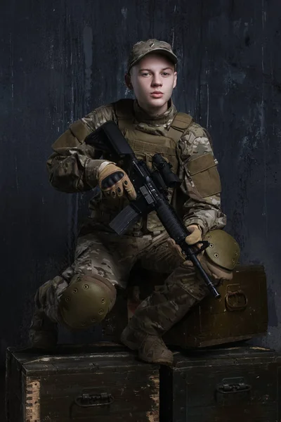 Portrait d'un jeune soldat. Les mains tenant le fusil. Fiers et confiants tout à fait complet . — Photo