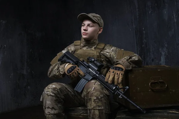 Os soldados - o nosso orgulho. Forças especiais soldado com rifle no fundo escuro . — Fotografia de Stock