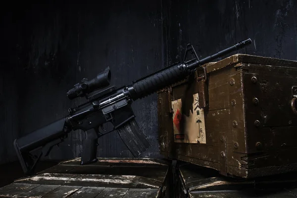 Rifle.Standing sur des boîtes de munitions — Photo