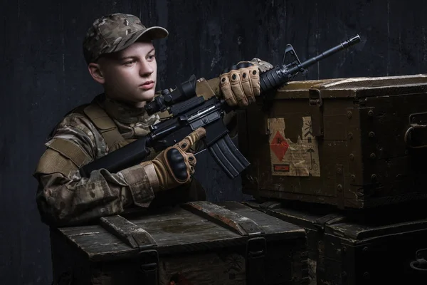 Die Soldaten - unser Stolz. Soldat der Spezialeinheit mit Gewehr auf dunklem Hintergrund. — Stockfoto