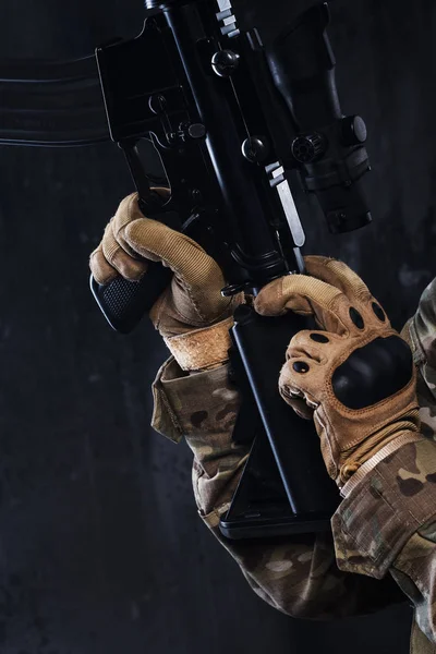 Airsoft Automatikgewehr aus nächster Nähe. Waffe in der Hand Mann — Stockfoto