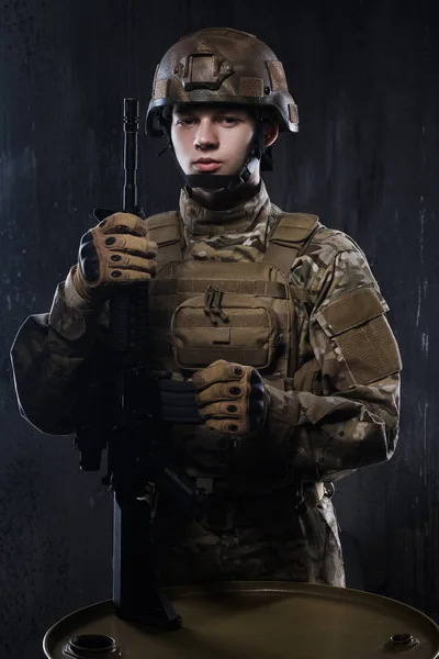 Porträt eines jungen Soldaten. die Hände, die das Gewehr halten. Stolz und selbstbewusst. — Stockfoto