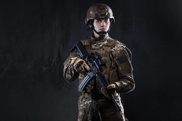 Soldado de las fuerzas especiales con rifle sobre fondo oscuro . — Foto de Stock