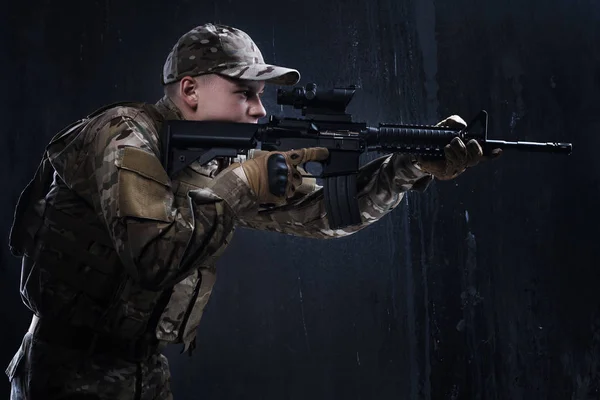 Soldaten zielen und schießen auf ein Ziel mit automatischen Waffen. Munition Soldat. — Stockfoto