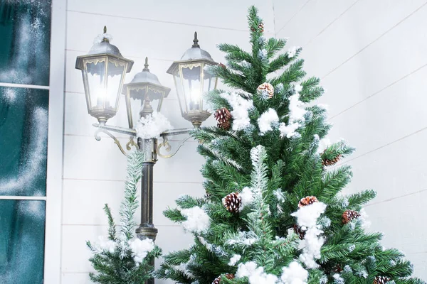 Árbol de Navidad en invierno. Fondo de Navidad. Tarjeta de Navidad — Foto de Stock