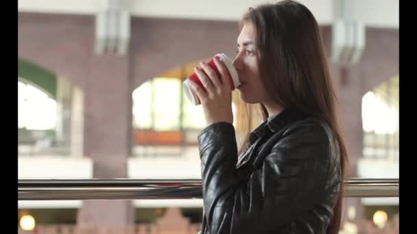 Tjej med vackra och sexiga läppar dricka kaffe och leende. Flicka dricka kaffe under lunchrasten. Dags för kaffe. Flicka i en business centers drycker kaffe. — Stockvideo