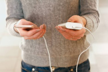 Güzel kızın elini tutarak telefon ve güç banka akıllı. Mobil