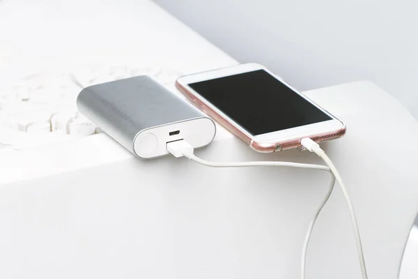 Smartphone y powerbank . —  Fotos de Stock