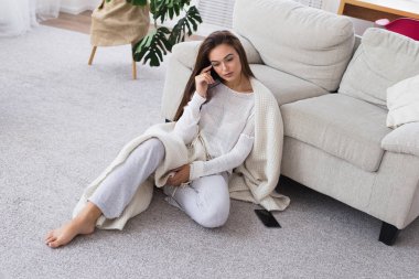 Güzel ve çekici kadın erkek arkadaşı hakkında düşünüyorsun. Sabah yalnız. Kadın sıcak giysiler içinde katta oturuyor