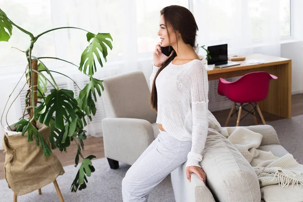 En iyi arkadaşına söz. Antrenöre evde yaslanmış iken cep telefonda konuşurken çekici genç kadın