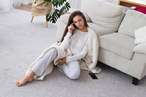 Güzel ve çekici kadın erkek arkadaşı hakkında düşünüyorsun. Sabah yalnız. Kadın sıcak giysiler içinde katta oturuyor